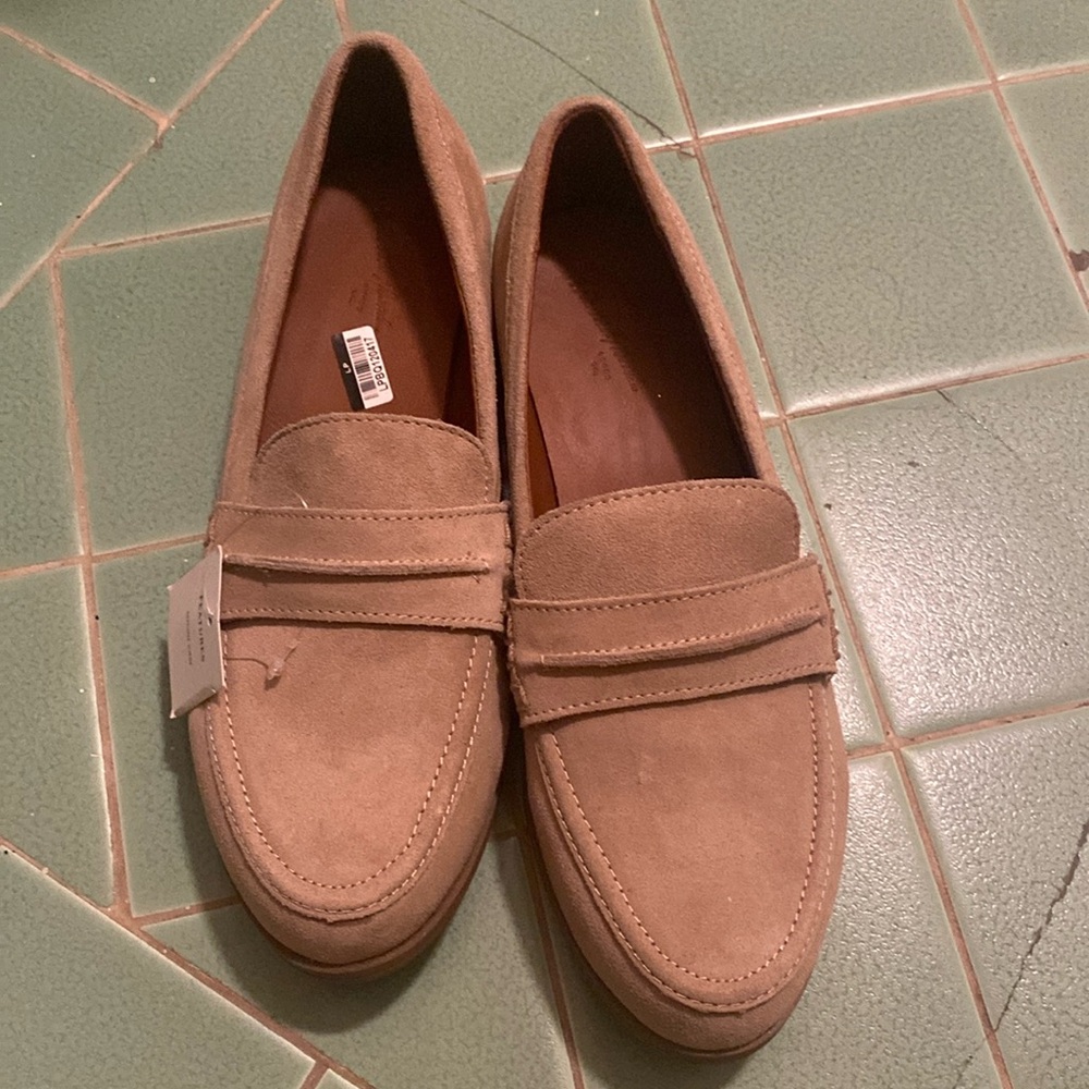 Women's Aanmae Suede Closed Toe Loafers - Taupe NEW